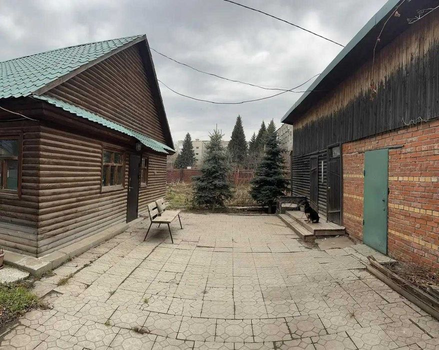 Продам благоустроинный дом в центре города .