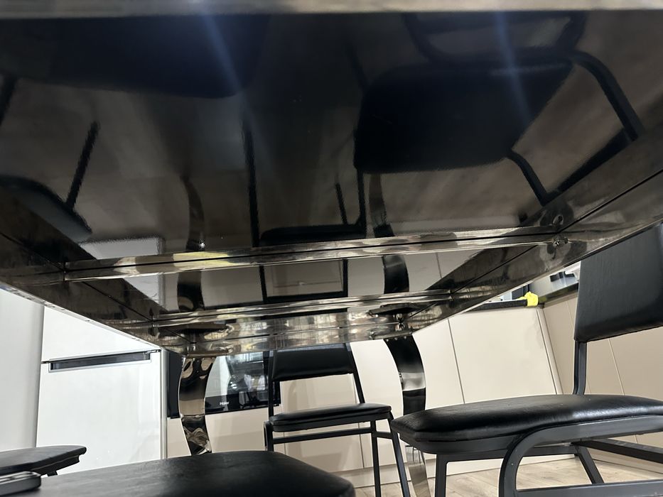 Стеклянный стол