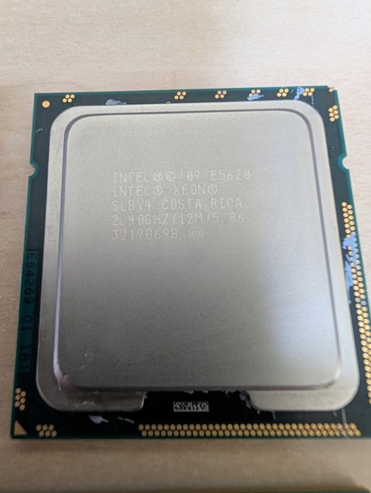 4 procesoare Intel Xeon E5620 2.4Ghz 4 core socket 1366