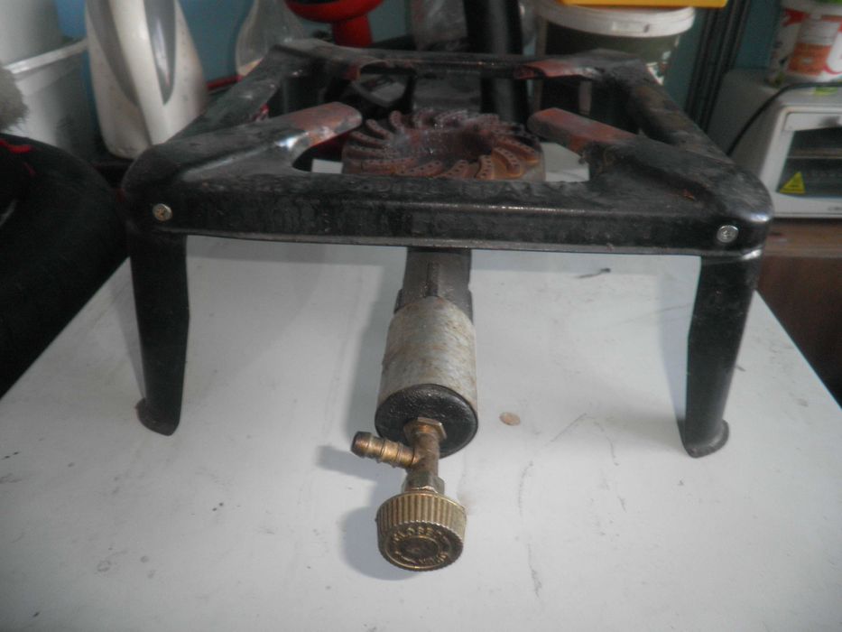 Продавам  газово  огнище  за  казан  .