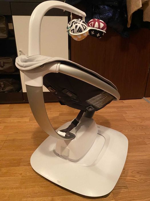 MamaRoo 5 с подложка за новородено