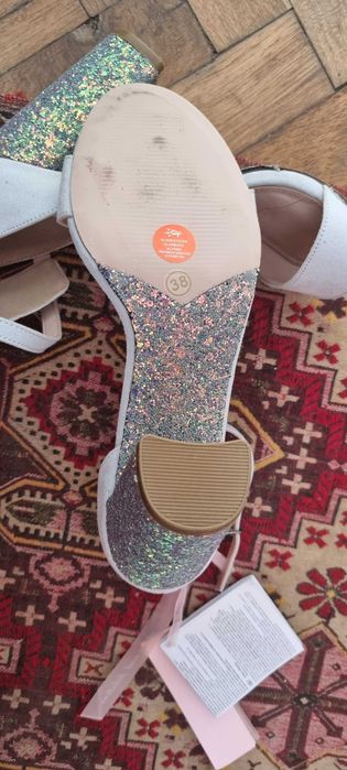 Елегантни сандали с дебел ток!