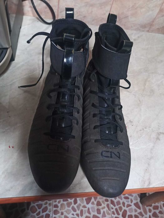 vand ghete cu crampoane Under Armour
