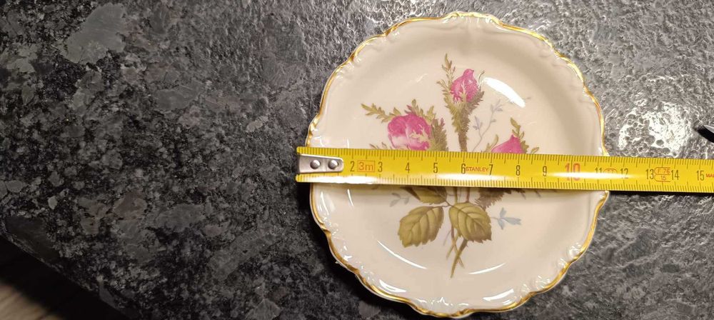 Колекция от ръчно рисувани с позлатени краища чинии