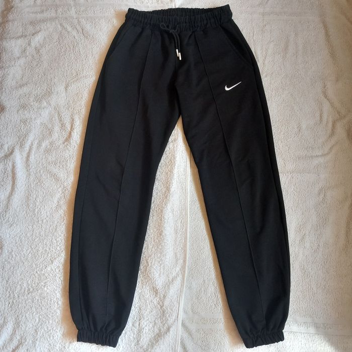 Pantaloni Nike, marimea M, nou fara eticheta, originali
