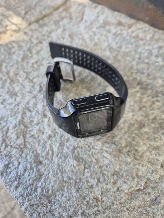 Часовник спортно елегантен