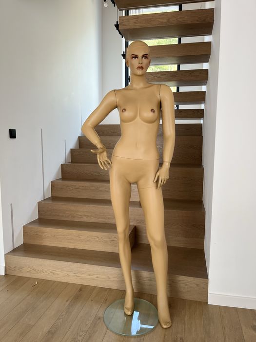 Продавам 2бр. дамски манекени