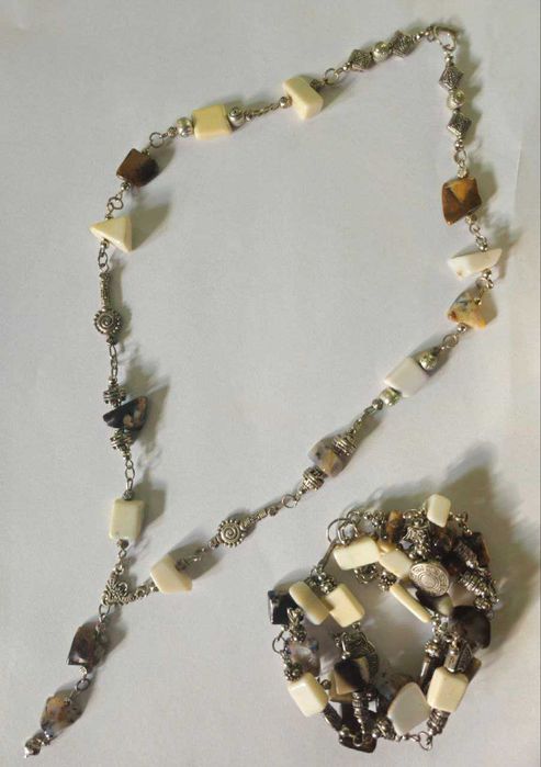 Колье из опалов.