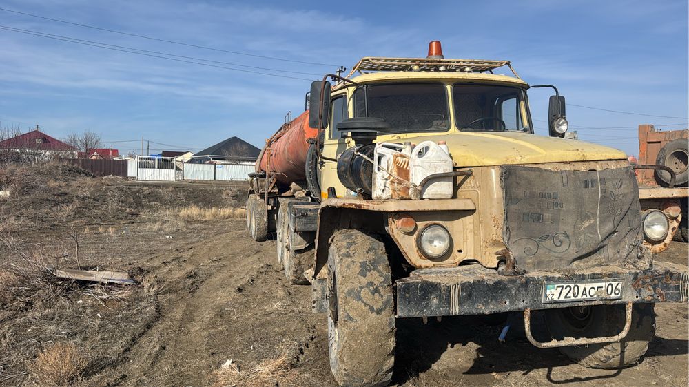 Продаётся Урал тягач с прицепом