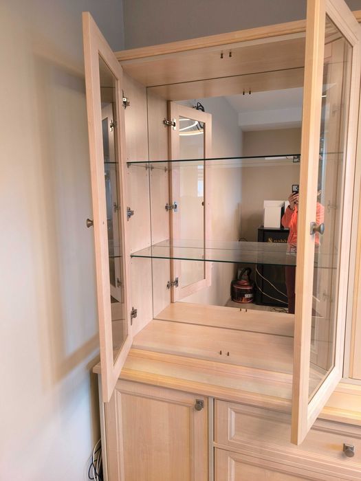 Масивен шкаф с витрина