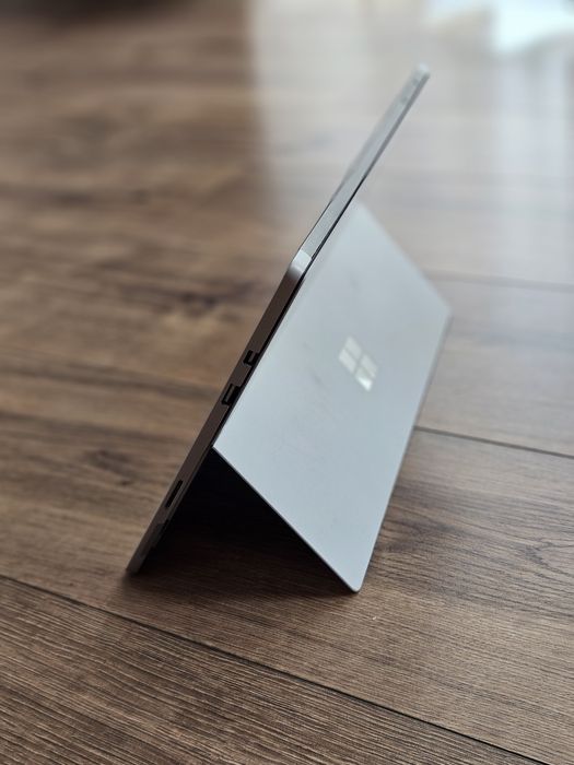 Tableta Microsoft Surface Pro 5 Intel i5, 8 GB 256GB Display 2k 12.3 inch, tastatura iluminata piele