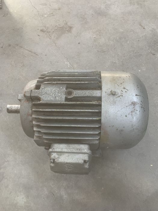 Motor trei fazic