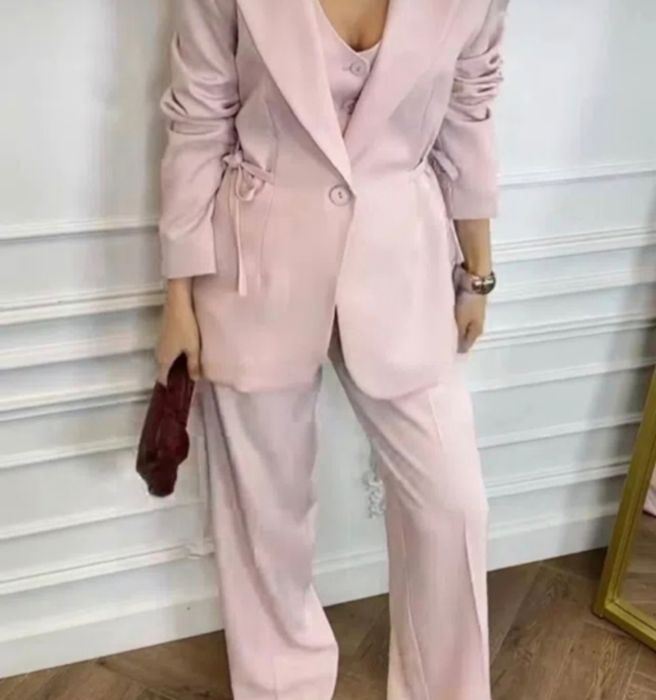 Costum dama, colecție nouă Italia.