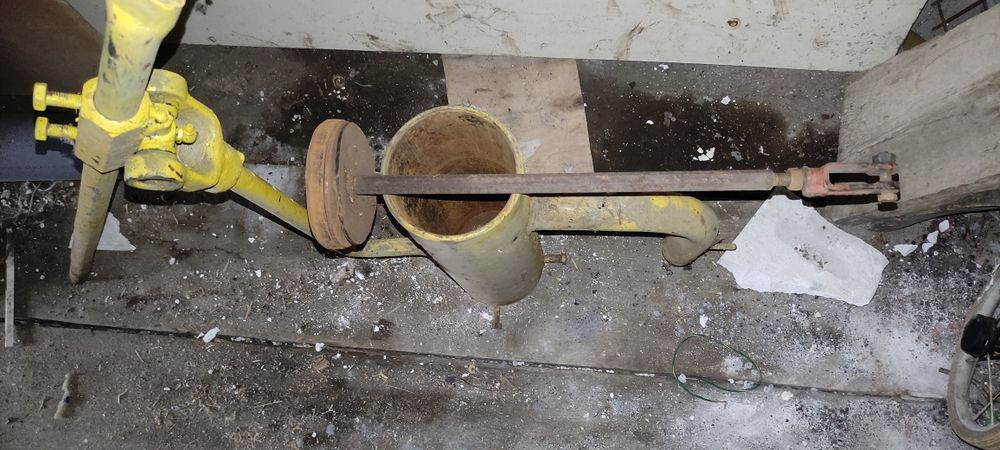 Ручной насос - качалка для скважины.