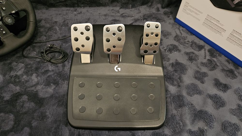 Vând volan Logitech G923 TRUEFORCE