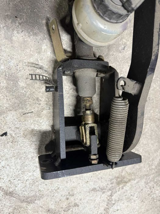 pompa frana cu  pedala provenit de pe Dumper