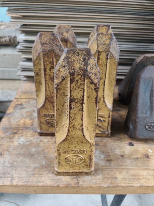 Зубья коронки на ковш экскаватора