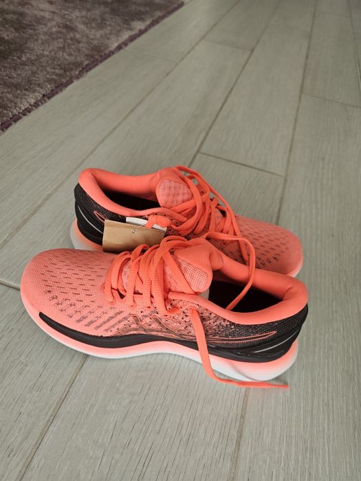 Vând Adidași Asics,noi cu eticheta