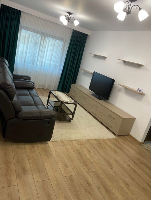 Închiriez apartament 4 camere