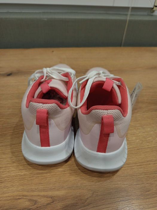 Чисто нови дамски маратонки 39 номер