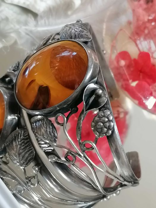 Масивна сребърна гривна с кехлибар