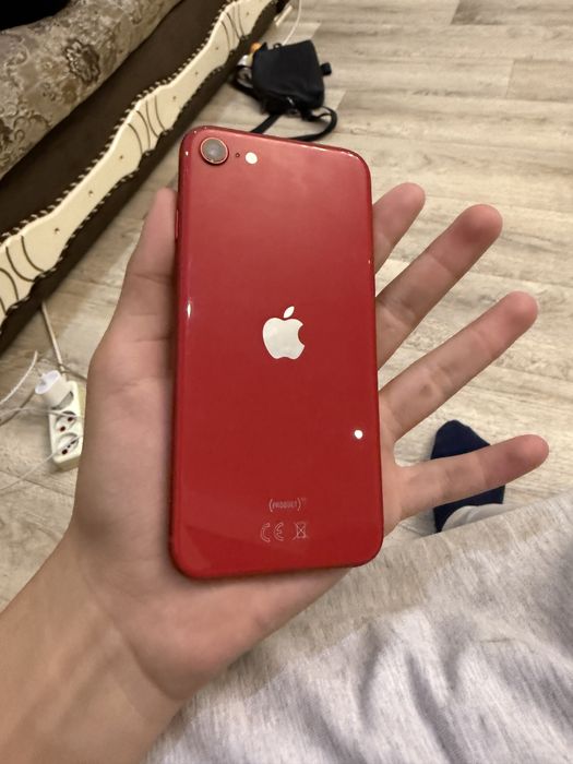 Айфон се 20 красний