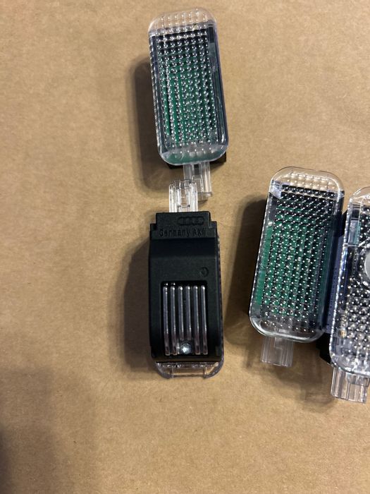 Оригинални лампички за врати на Ауди А4