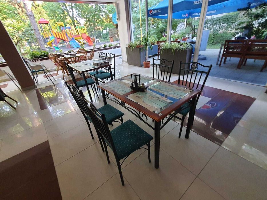 Mobilier restaurant in perfecta stare de functionare (masa + 4 scaune)