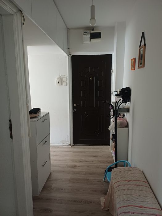 De închiriat apartament 2 camere, semidecomandat, Craiovița Nouă, zona Materna