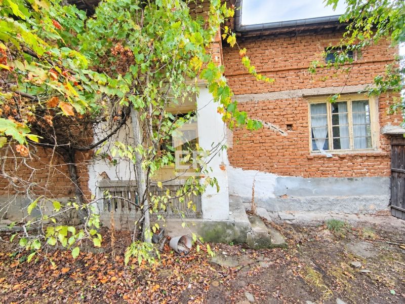 Едноетажна къща в село Динево