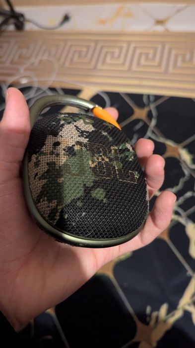 Продам колонку jbl clip 4