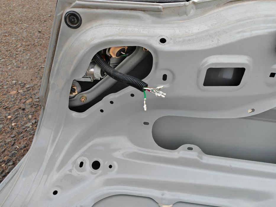 Продаю крышку багажника лс430