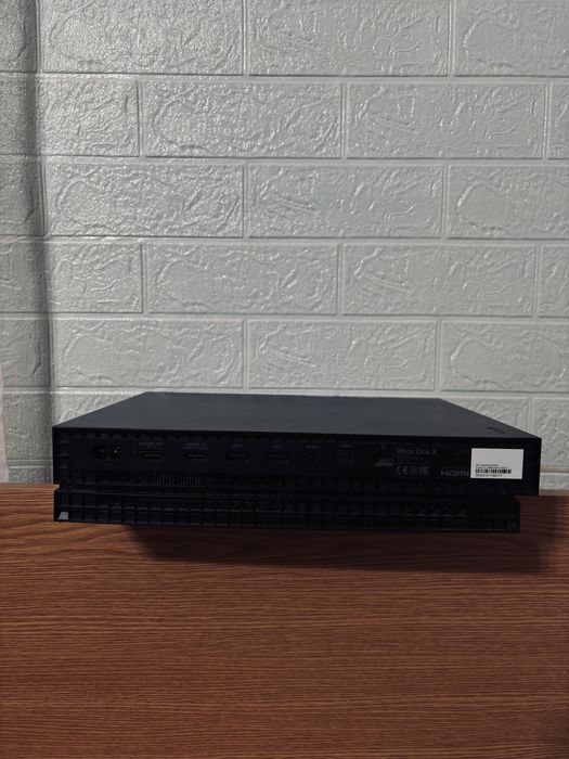 VÂND XBOX ONE X (foarte puțin folosit) +5 jocuri
