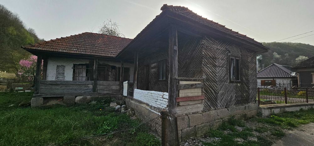 Vand casa  + 1 ha teren arabil