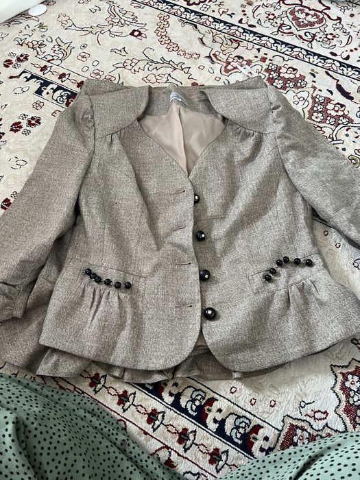 Отдам два юбочных костюма