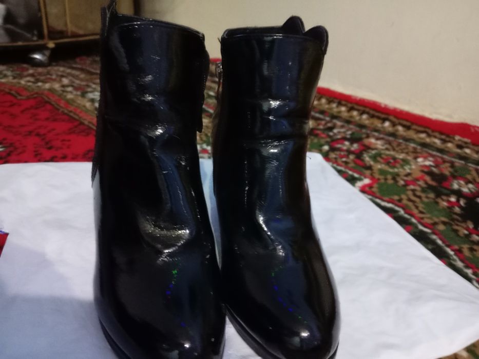 Ayollar sapogi  sotiladi