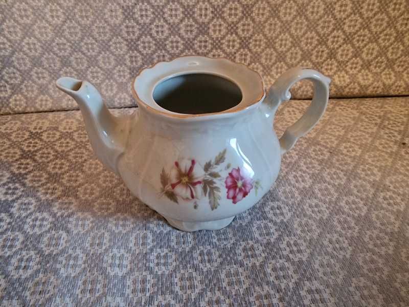 Класическa ретро порцелановa кана каничка с позлатени кантове от 60-те