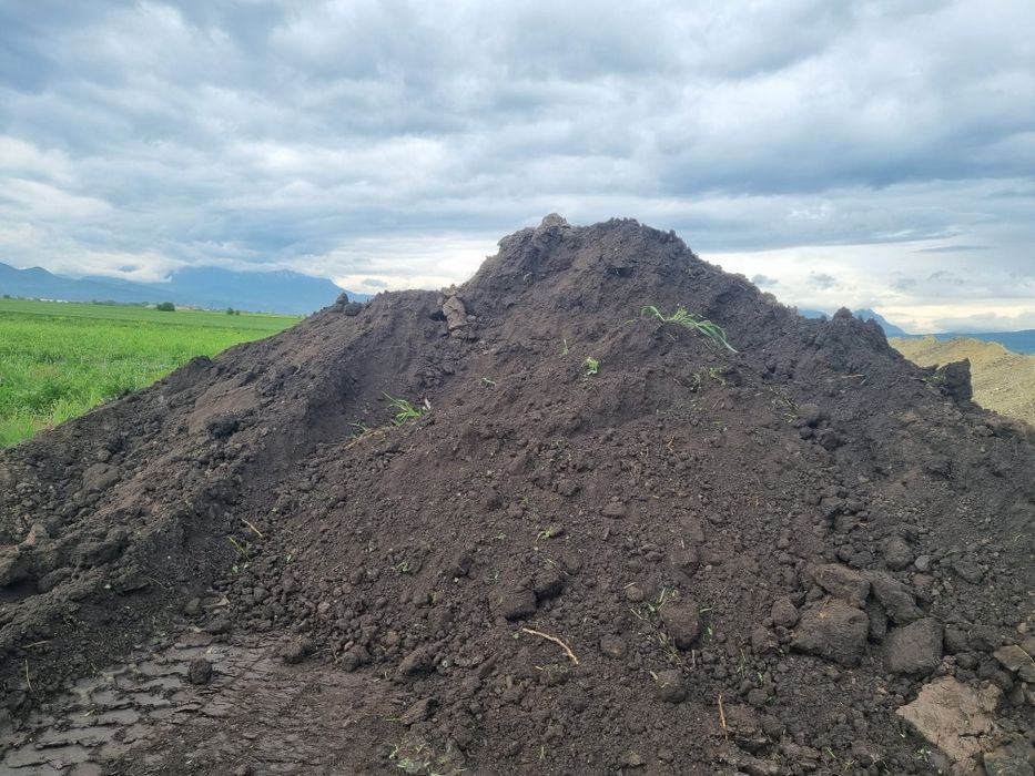 Aduc pe comanda pământ negru