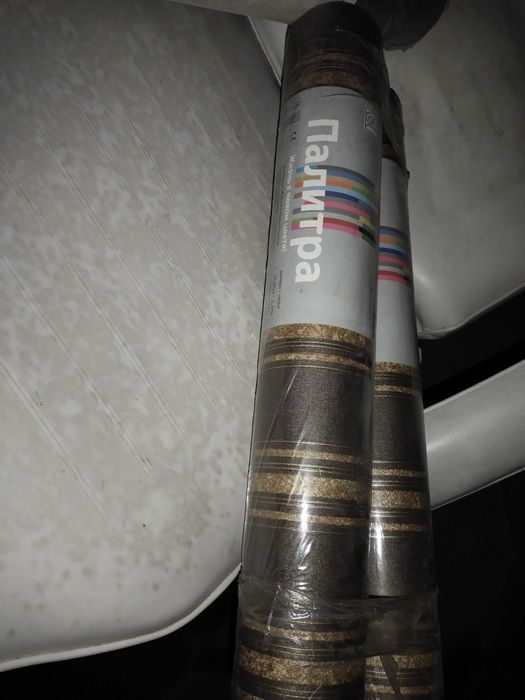 Разного цвета и размера обои, остаток после ремонта