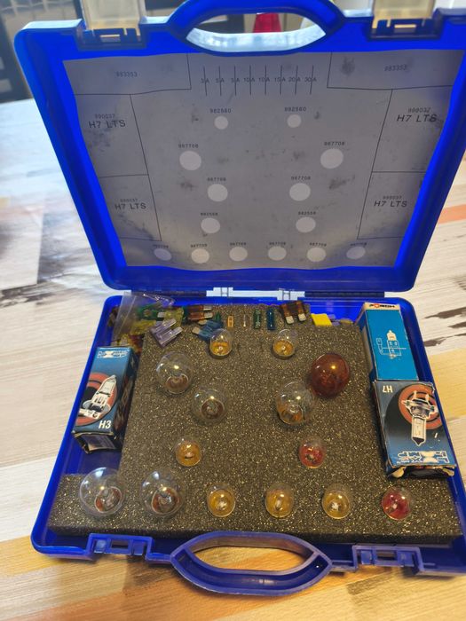 Кутия за крушки и бушони VOLVO оригинална