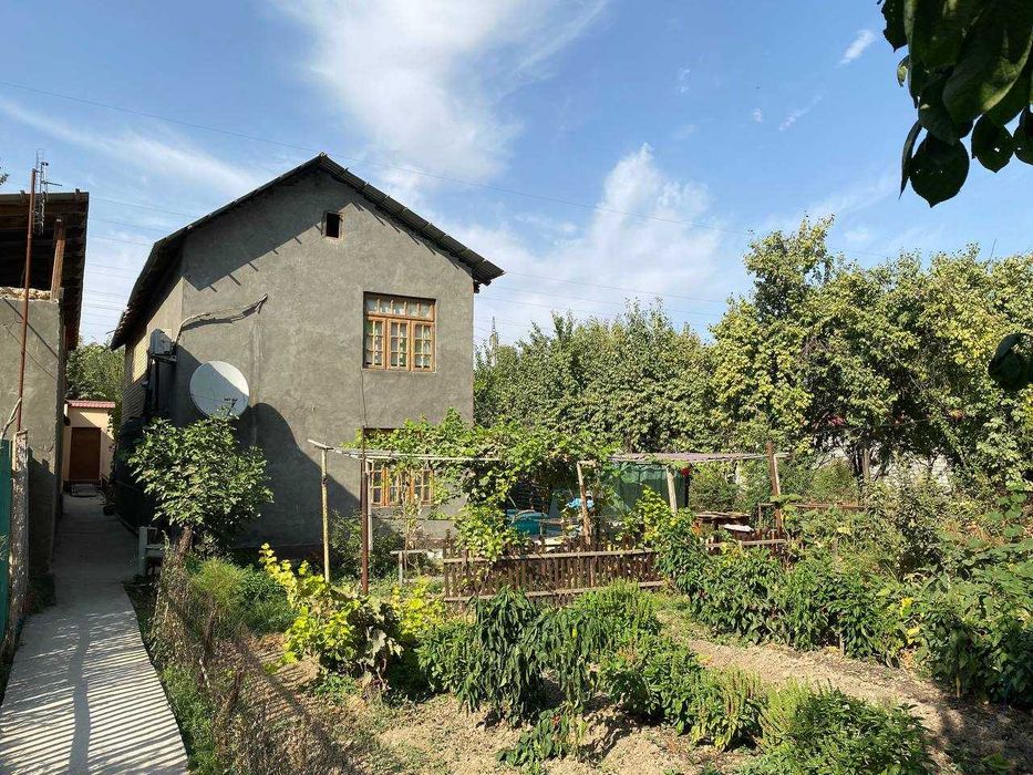 Продаётся двухэтажный дом/дача в Чирчике (ориентир Джалаир,СВТ «Куёш»)