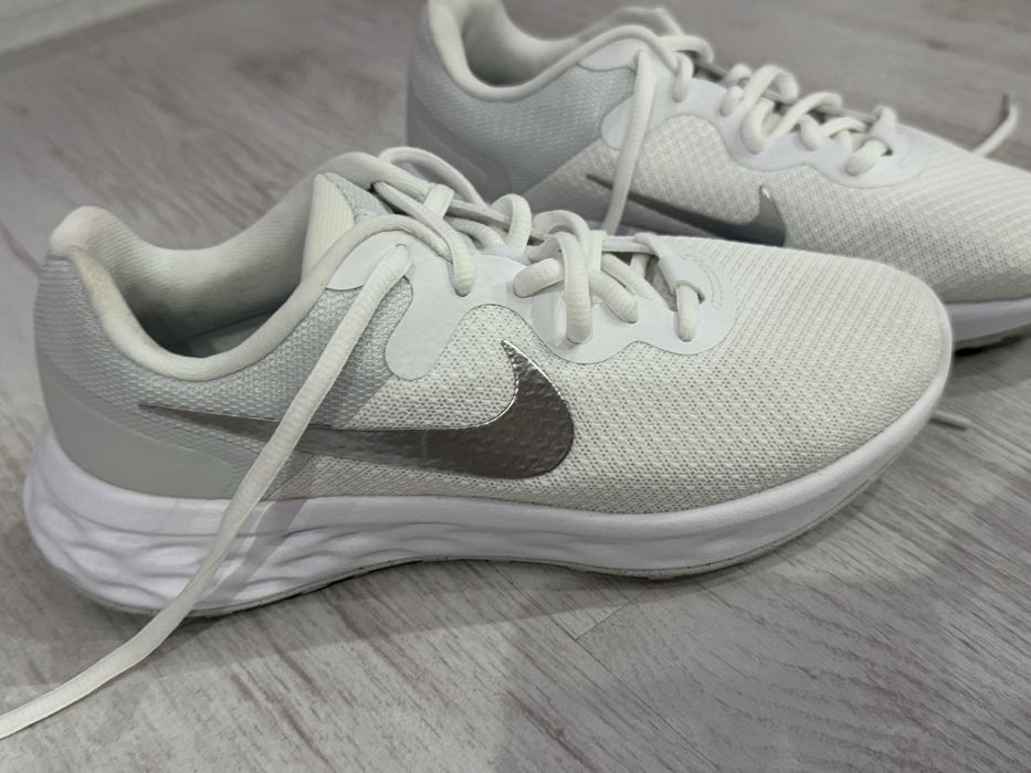 Бели Nike маратонки