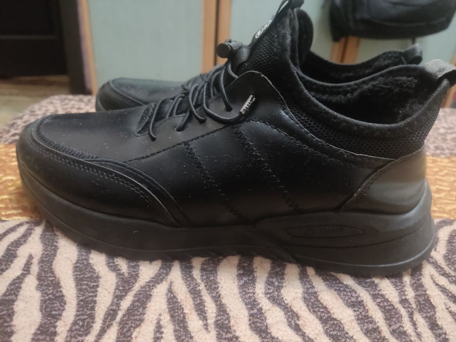 Продам пара обуви