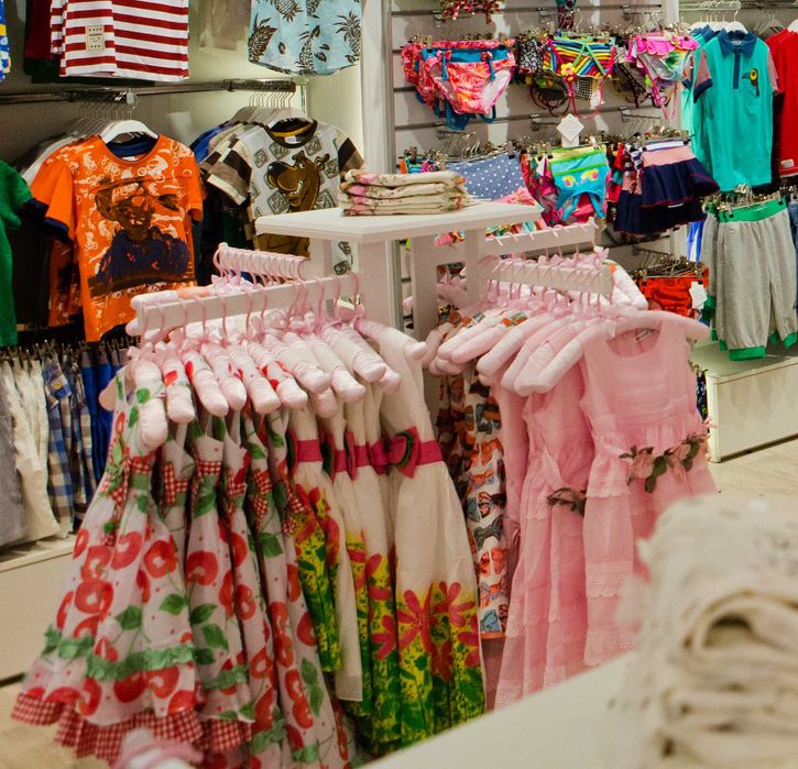 Метална въртележка за дрехи с плот