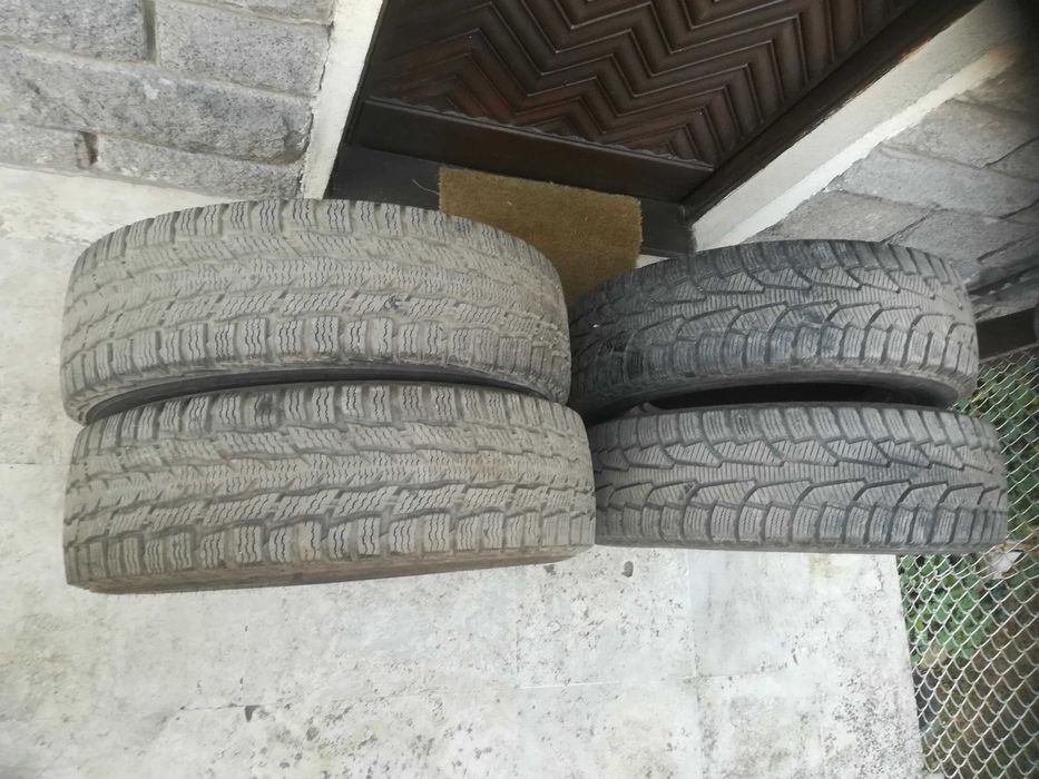 Продавам 4 бр зимни гуми Нокиан/Nokian WR C cargo/WRC 3 215/75R16C бус