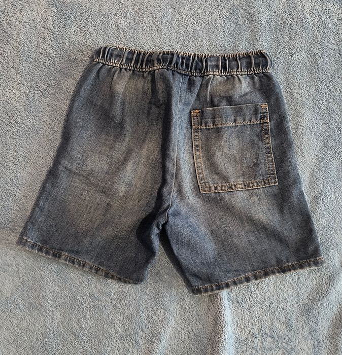 Pantaloni scurti blugi. H&M, marimea 104