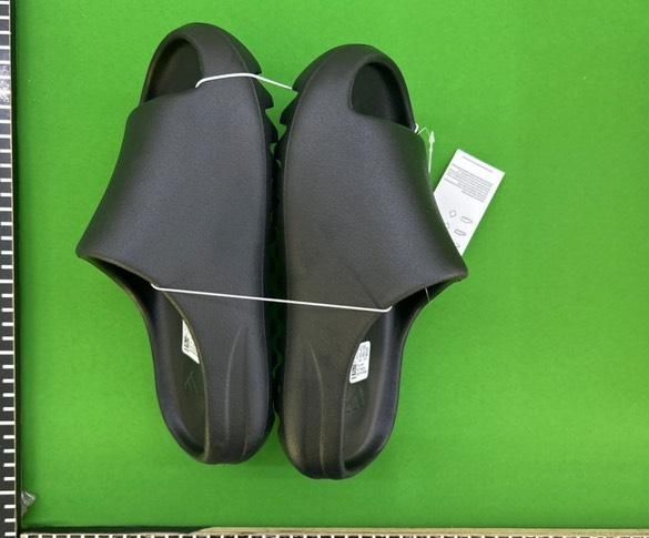 Slapi yeezy slide, mărimi disponibile 39 și 41  nu sunt purtați !