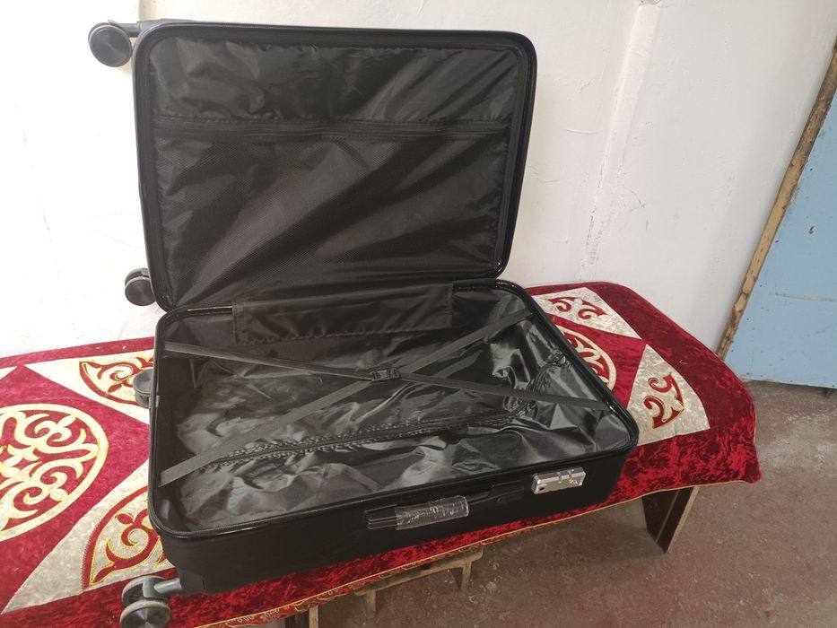 продам чемодан большой 70см 12000т