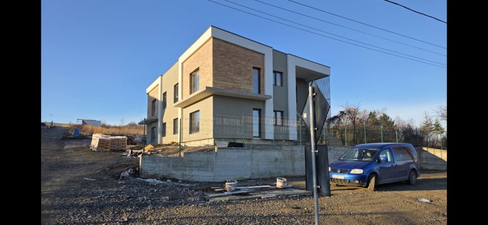 Apartamente 3 camere cu curte moderne