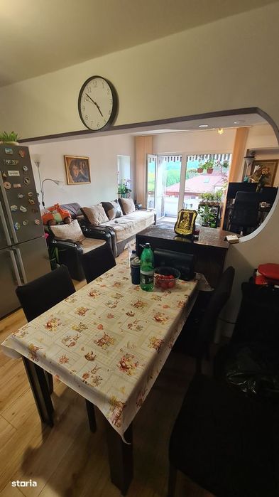 Apartament cu 3 camere de vânzare în Curtea de Argeș.